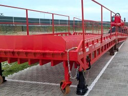 Ovanligt specialprojekt av en lastramp och plattform för tunga maskiner